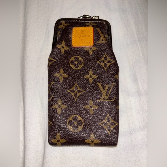 Louis Vuitton Case - Picture 1 of 4